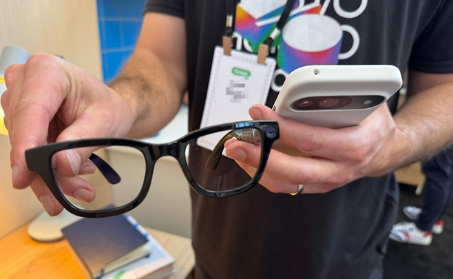 구글이 20일(현지시간) 미국 캘리포니아주 마운틴뷰에서 열린 연례 개발자 콘퍼런스에서 인공지능(AI) 제미나이 라이브가 탑재된 스마트 안경 시제품을 공개했다. [사진 = 연합뉴스]