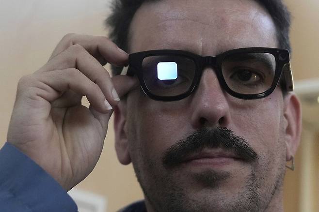 구글이 20일(현지시간) 미국 캘리포니아주 마운틴뷰 본사에서 열린 연례 개발자 행사 'I/O 2025'에서 공개한 스마트 안경 프로토타입. 카메라와 스피커가 장착돼 있고 안경 오른쪽 렌즈에 헤드업 디스플레이가 탑재돼 있다. AP연합뉴스