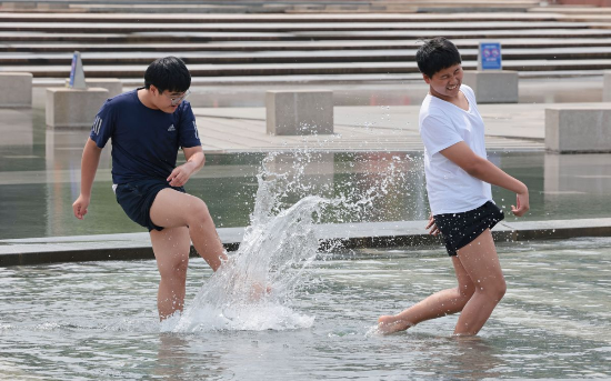 초여름의 날씨로 낮 최고기온이 20∼29도를 보인 지난 13일 서울 영등포구 여의도물빛광장에서 현장체험학습을 마친 중학생들이 물놀이를 하며 더위를 식히고 있다. (사진=연합뉴스)