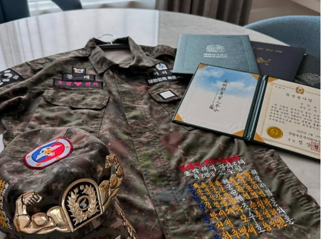 고우림은 지난 19일 만기 전역을 맞이한 후, 21일 자신의 SNS에 군복과 모자, 표창장 등을 정갈하게 펼쳐놓은 인증샷을 공개했다. 사진=고우림 SNS