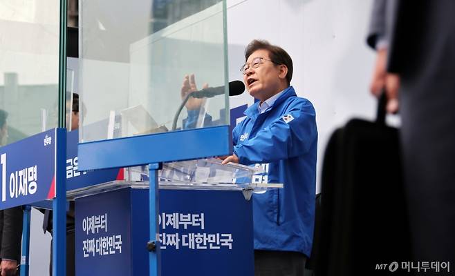 [의정부=뉴시스] 조성우 기자 = 이재명 더불어민주당 대선후보가 20일 경기 의정부시 태조 이성계상 인근에서 열린 유세에서 연설하고 있다. 2025.05.20. xconfind@newsis.com /사진=조성우