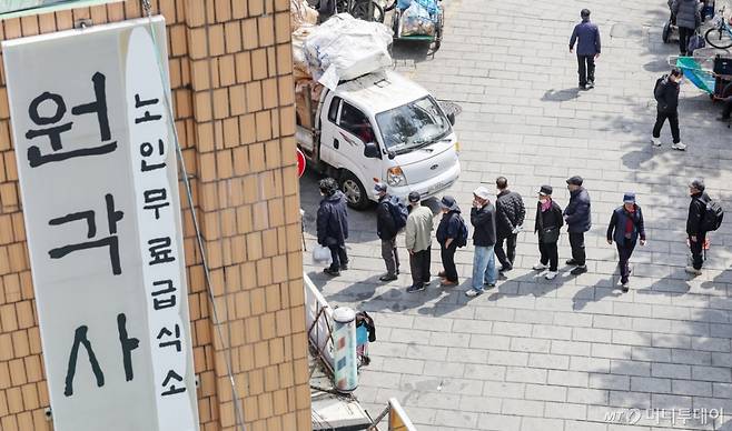 (서울=뉴스1) 민경석 기자 = 우리나라의 은퇴연령인구(66세 이상)의 상대적 빈곤율이 경제협력개발기구(OECD) 38개 회원국 중 가장 높은 것으로 조사됐다. 24일 국가통계연구원이 발표한 '한국의 지속가능발전목표(SDG) 이행현황 2025'에 따르면 2023년 기준 우리나라 은퇴연령 인구의 상대적 빈곤율은 39.8%로 전년(39.7%) 대비 0.1%포인트(p) 상승했다. 이날 서울 종로구 탑골공원 인근 무료급식소 앞에 어르신들이 길게 줄을 서 식사 차례를 기다리고 있다. 2025.3.24/뉴스1 Copyright (C) 뉴스1. All rights reserved. 무단 전재 및 재배포, AI학습 이용 금지. /사진=(서울=뉴스1) 민경석 기자