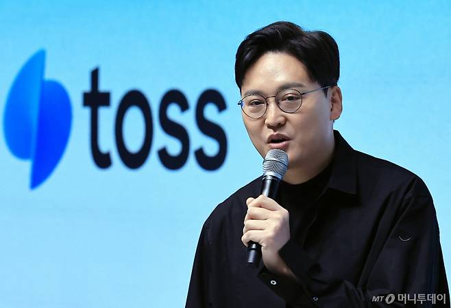 (서울=뉴스1) 박정호 기자 = 이승건 토스 대표가 26일 오전 서울 성동구 앤더슨씨 성수에서 열린 토스 앱 출시 10주년 '토스 10주년, 새로운 출발선' 기자간담회에서 금융 슈퍼앱을 넘어 '일상의 슈퍼앱'으로 진화하겠다는 포부를 밝히고 있다.