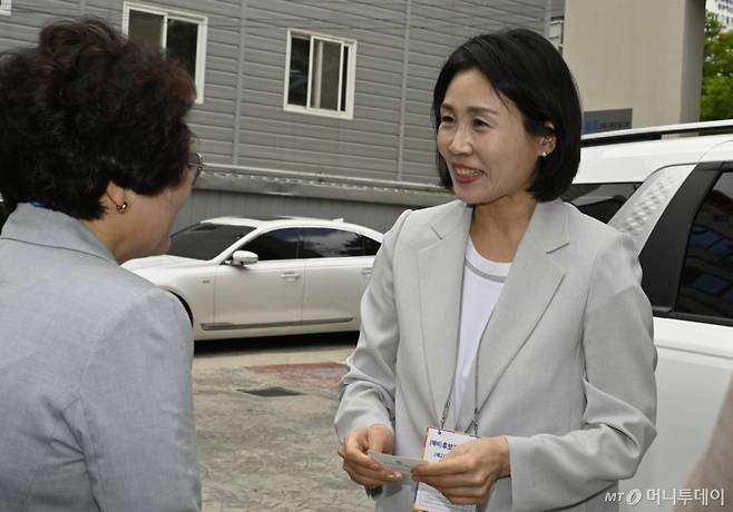 [광주=뉴시스] 박기웅 기자 = 이재명 더불어민주당 대선 후보의 배우자 김혜경 여사가 20일 오후 광주 서구 쌍촌동 광주자립지원 전담기관을 찾아 황인숙 관장 등 관계자들과 인사를 나누고 있다. 김 여사는 이날 지역 자립준비청년 10명을 만나 비공개 면담을 가졌다. pboxer@newsis.com /사진=박기웅