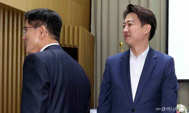 김문수 국민의힘 대선 후보와 이준석 개혁신당 대선 후보가 19일 오전 서울 중구 서울시청에서 열린 '약자와 동행하는 서울' 토론회를 마친 후 이동하고 있다. 2025.05.19. /사진=뉴시스 /사진=추상철