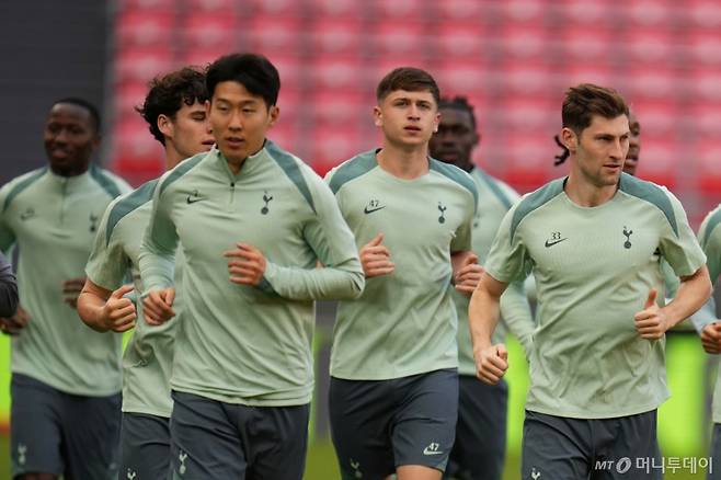 [빌바오=AP/뉴시스] 토트넘 홋스퍼의 손흥민이 20일(현지 시간) 스페인 빌바오의 산 마메스 경기장에서 열릴 2024-25 유럽축구연맹(UEFA) 유로파리그(UEL) 맨체스터 유나이티드와의 결승전을 앞두고 동료들과 훈련하고 있다. 2025.05.21. /사진=민경찬