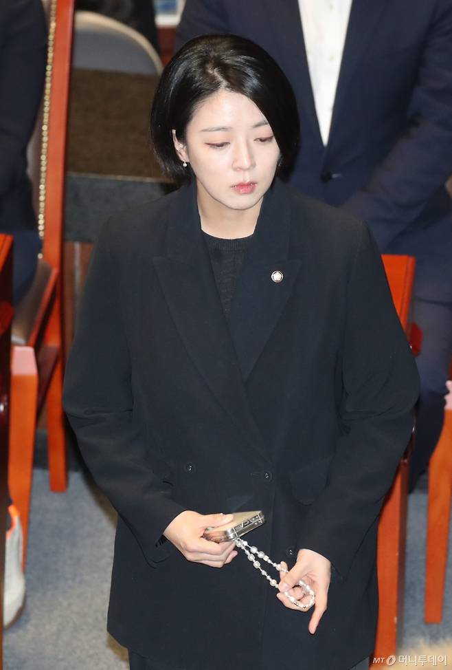 (서울=뉴스1) 이광호 기자 = 배현진 국민의힘 의원이 14일 오후 서울 여의도 국회에서 열린 본회의에서 윤석열 대통령 탄핵소추안 투표를 마친뒤 자리로 향하고 있다. 2024.12.14/뉴스1  Copyright (C) 뉴스1. All rights reserved. 무단 전재 및 재배포,  AI학습 이용 금지. /사진=(서울=뉴스1) 이광호 기자