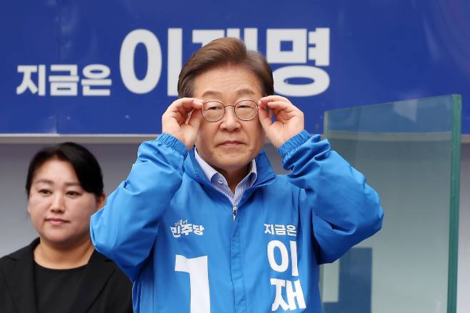 이재명 더불어민주당 대선후보가 국민의힘 측에서 나온 배우자 토론회를 비난했다. 사진은 경기 파주 유세 전 안경을 고쳐 쓰는 이 후보. /사진=뉴시스