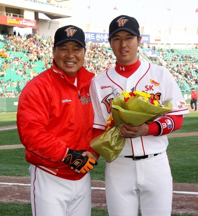 이만수(왼쪽) 이사장이 SK와이번스 감독을 했던 시절에 최정 선수와 함께.    헐크파운데이션 제공