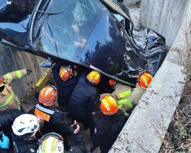 2022년 12월 6일 발생한 강릉 급발진 의심 사고 현장에서 119구조대가 구조작업을 벌이고 있는 모습.  강릉소방서 제공