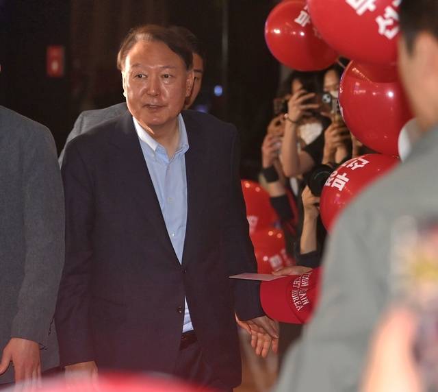 윤석열 전 대통령이 21일 오전 서울 중구 메가박스 동대문점에서 다큐멘터리 영화 부정선거, 신의 작품인가를 관람하기 위해 이동하고 있다. 2025.05.21. 백동현 기자