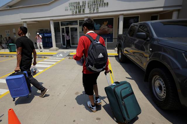 19일 미국에서 자진 추방 형식으로 송환된 불법체류자가 온두라스 산페드로술라에 위치한 귀국이민자 센터 앞을 지나가고 있다. 로이터 연합뉴스