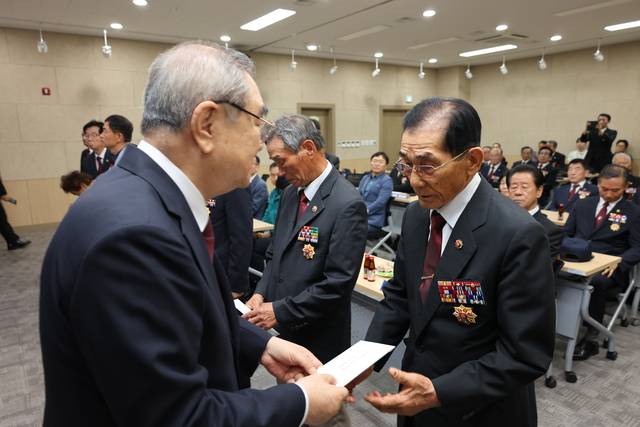 김정규 대한민국무공수훈자회 회장이 21일 경상북도 보훈회관에서 경북지역 산불피해 국가유공자 등 회원을 돕기 위해 회원들이 모은 성금을 전달하고 있다. 대한민국무공수훈자회 제공