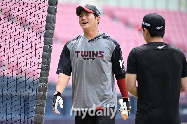 17일 서울 잠실야구장에서 열린 '2025 신한 SOL BANK KBO리그' KT 위즈와 LG 트윈스 더블헤더 1차전 경기. LG오지환이 경기 전 타격 훈련을 마치고 미소를 짓고 있다./마이데일리