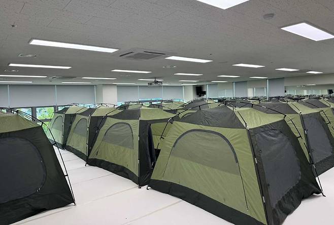 광주 광산구 재난안전대책본부가 금호타이어 광주공장 화재 피해 주민을 위해 2차 임시대피소를 운영한다.