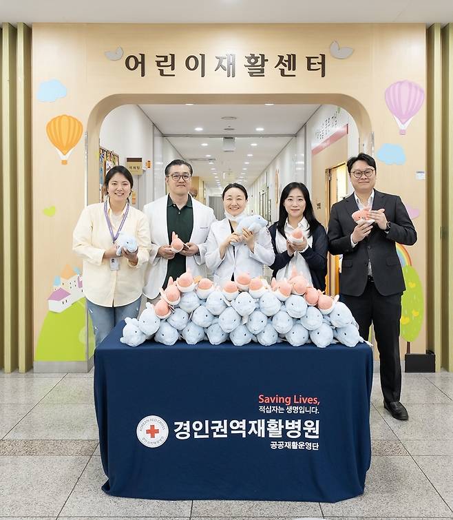 인스파이어 임직원들이 지난 7일 경인권역재활센터 어린이병동을 방문해 어린이날 선물을 전달하고 있다.