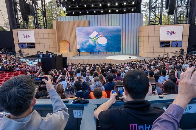 순다르 피차이 구글 최고경영자(CEO)  20일(현지시간) 미 캘리포니아주 마운틴뷰에서 연례 개발자 회의(I/O)에서 많은 청중이 참가한 가운데 기조연설을 하고 있다. [AFP]