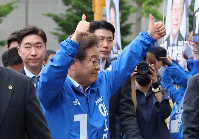 이재명 더불어민주당 대선 후보가 20일 경기 파주시 금릉역 중앙광장에서 열린 유세에서 시민들에게 인사하고 있다. [연합]