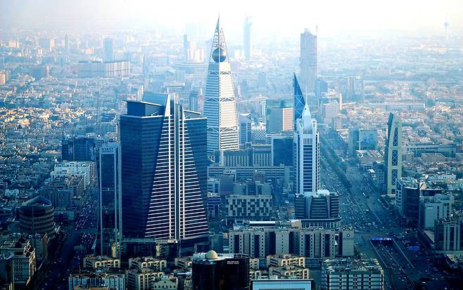 리야드 풍경. 중동 건설 붐때 우리 선배들이 땀 흘려 사막 위에 마천루를 짓는데 일조했다. [함영훈 기자]