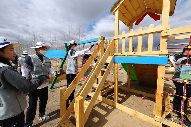 대한항공과 아시아나항공 임직원들이 지난 20일 몽골 울란바타르시 바가노르구에 위치한 대한항공 숲 내 어린이 놀이터를 단장하고 있다. 바가노르(몽골)=임세준 기자