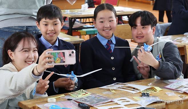 대한항공과 아시아나항공 임직원들이 21일 몽골 울란바타르시 바가노르구에 위치한 군갈루타이 국립학교에서 항공공학 체험 수업을 진행하고 있다. 바가노르(몽골)=임세준 기자