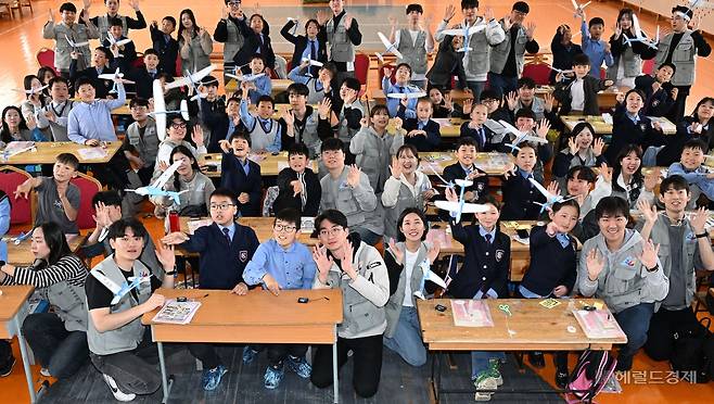 대한항공과 아시아나항공 임직원들이 21일 몽골 울란바타르시 바가노르구에 위치한 군갈루타이 국립학교에서 항공공학 체험 수업을 진행한 후 기념촬영을 하고 있다. 바가노르(몽골)=임세준 기자