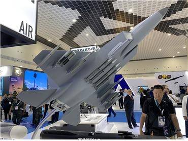 20일(현지시간) 말레이시아 랑카위에서 열린 방산전시회 ‘LIMA 2025’에서 유럽 미사일 제조업체 MBDA가 한국형전투기 KF-21 보라매 모형에 미티어 등 자사 미사일 모형을 탑재해 전시했다. [한국방위산업진흥회 제공]