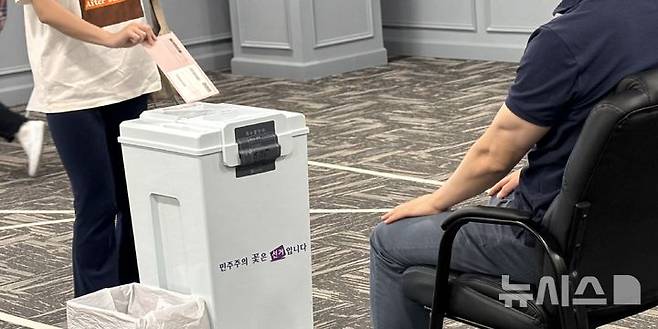 [워싱턴=뉴시스]이윤희 특파원 = 20일(현지 시간) 미국 버지니아주 알렉산드리아 코리안커뮤니티센터에 마련된 제21대 대통령선거 재외투표 투표소에서 유권자들의 투표가 이뤄지고 있다. 이번 대선 재외선거는 이날부터 오는 25일까지 전 세계 118개국 223개 투표소에서 진행된다. 2025.05.21.