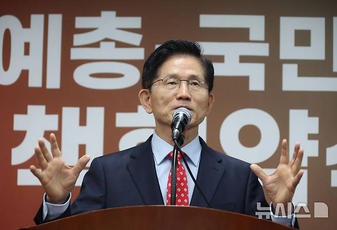 [서울=뉴시스] 고승민 기자 = 김문수 국민의힘 대선 후보가 20일 서울 양천구 한국예총회관에서 열린 한국예술문화단체총연합회·국민의힘 정책협약식에서 인사말을 하고 있다. 2025.05.20. kkssmm99@newsis.com