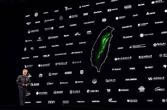 [서울=뉴시스] 젠슨황 엔비디아 최고경영자(CEO)가 19일 타이베이 뮤직센터에서 가진 ‘컴퓨텍스 2025’ 전야 강연에서 대만 지도 주위로 파트너 업체들의 로고로 가득 찬 거대한 벽을 뒤로 한 뒤 발언하고 있다.(출처: 엔비디아 블로그) 2025.05.20. *재판매 및 DB 금지