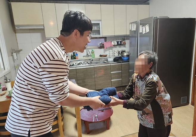 [남원=뉴시스] 남원시의 노인맞춤돌봄서비스 생활지원사가 취약계층 노인가구를 방문해 안부를 묻고 있다. *재판매 및 DB 금지