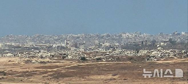 [스데로트=뉴시스]김난영 기자 = 21일(현지 시간) 이스라엘 남부 스데로트에서 바라본 가자 지구 모습. 많은 빌딩이 폐허가 되어 있다. 2025.05.21.