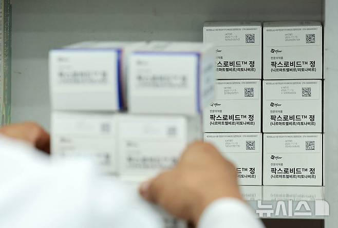 [서울=뉴시스] 고범준 기자 = 코로나19 재유행 속에 입원환자가 급증하고 있는 22일 서울의 한 약국에서 약사가 공급받은 코로나 치료제(팍스로비드, 라게브리오)를 살펴보고 있다. 2024.08.22. bjko@newsis.com