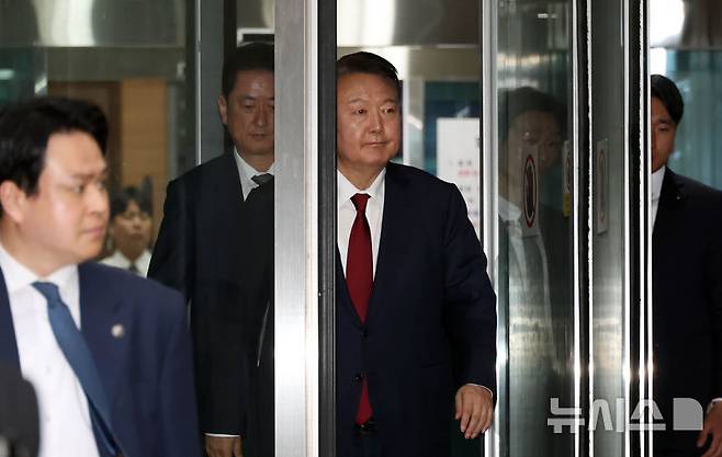 [서울=뉴시스] 사진공동취재단 = 윤석열 전 대통령이 19일 서울 서초구 중앙지방법원에서 열린 내란 우두머리 혐의, 직권남용 권리행사방해 혐의 사건 4차 공판을 마친 뒤 법정을 나서고 있다. 2025.05.19. photo@newsis.com