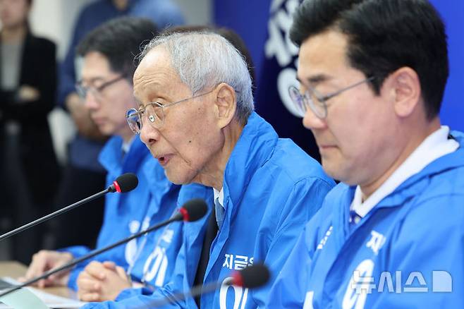 [서울=뉴시스] 권창회 기자 = 윤여준 더불어민주당 상임총괄선거대책위원장이 21일 서울 여의도 더불어민주당 당사에서 열린 중앙선거대책위원회의에서 발언하고 있다. 2025.05.21. kch0523@newsis.com