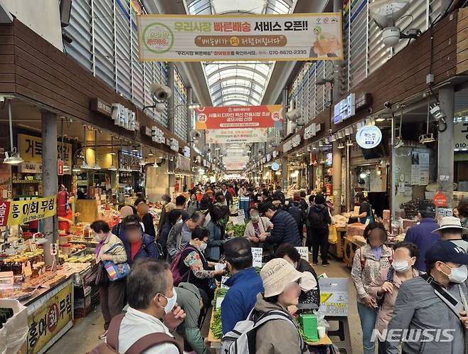 [서울=뉴시스] 22일 많은 손님들이 서울 동대문구 경동시장을 찾은 모습. 2024.4.22. dal@newsis.com