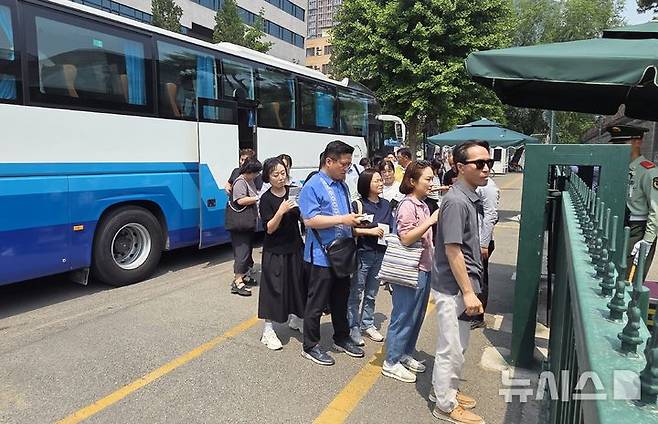 [베이징=뉴시스] 박정규 특파원 = 해외에 거주·체류하는 유권자들을 위한 제21대 대통령선거 재외투표가 20일 오전 시작된 가운데 중국 톈진에서 셔틀버스를 타고 온 유권자들이 베이징 주중대사관에 마련된 투표소 입장을 위해 기다리고 있다. 2025.05.20 pjk76@newsis.com