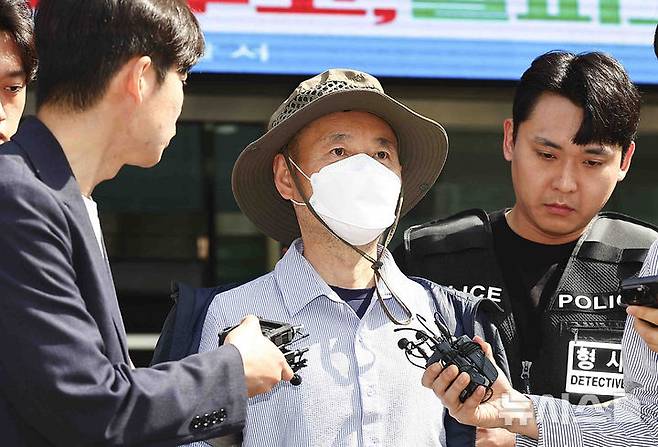 [시흥=뉴시스] 김근수 기자 = 시흥시 정왕동에서 2명을 살해하고 2명에게 흉기를 휘둘러 다치게 한 혐의로 긴급체포된 차철남이 21일 경기 시흥경찰서에서 영장실질심사를 받기 위해 수원지방법원 안산지원으로 호송되고 있다. 2025.05.21. ks@newsis.com