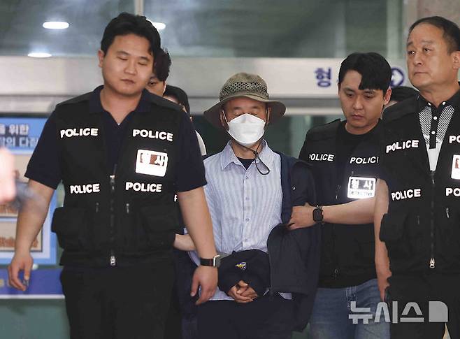 [시흥=뉴시스] 김근수 기자 = 시흥시 정왕동에서 2명을 살해하고 2명에게 흉기를 휘둘러 다치게 한 혐의로 긴급체포된 차철남이 21일 경기 시흥경찰서에서 영장실질심사를 받기 위해 수원지방법원 안산지원으로 호송되고 있다. 2025.05.21. ks@newsis.com