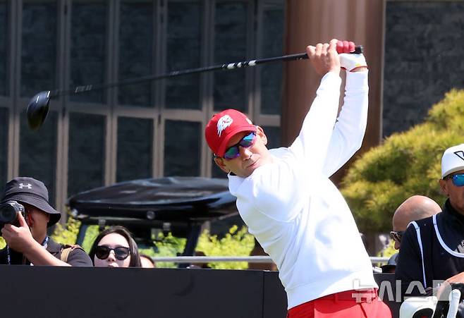 [인천=뉴시스] 전진환 기자 =  LIV 골프 코리아 1라운드 경기가 열린 2일 인천 연수구 잭니클라우스CC에서 세르히오 가르시아가 1번홀 티샷을 하고 있다.  2025.05.02.  photo@newsis.com