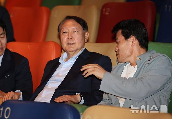 [서울=뉴시스] 황준선 기자 = 윤석열 전 대통령이 21일 오전 서울 중구 메가박스 동대문점에서 다큐멘터리 영화 '부정선거, 신의 작품인가'를 관람하기 앞서 전직 한국사 강사 전한길씨와 대화하고 있다. 2025.05.21. hwang@newsis.com