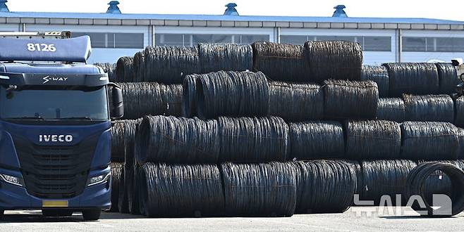 [평택=뉴시스] 김종택 기자 = 1일 경기도 평택시 포승읍 평택항 야적장에 철강 제품들이 쌓여 있다. 2025.04.01. jtk@newsis.com