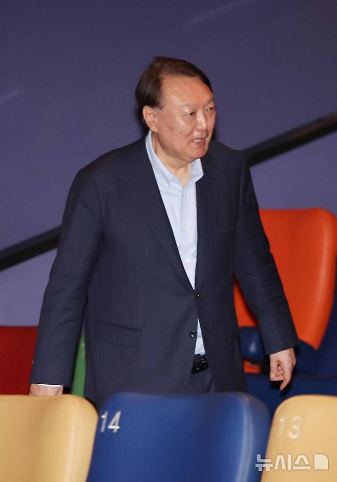 [서울=뉴시스] 황준선 기자 = 윤석열 전 대통령이 21일 오전 서울 메가박스 동대문점에서 다큐멘터리 영화 '부정선거, 신의 작품인가'를 관람하기 위해 이동하고 있다. 2025.05.21. hwang@newsis.com