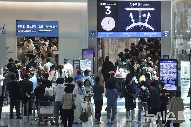 [인천공항=뉴시스] 김명년 기자 = '황금연휴'를 앞둔 29일 오전 인천국제공항 제1여객터미널 출국장에서 여행객들이 이동하고 있다. 5월 황금연휴 동안 김포와 제주 등 전국 14개 공항을 이용하는 여객이 140만명으로 예상되면서, 이기간 인천공항까지 전국공항을 이용하는 이용객은 288만명이 넘을 것으로 전망된다. 2025.04.27. kmn@newsis.com