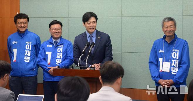 [전주=뉴시스] 김얼 기자 = 더불어민주당 한준호(오른쪽 두번째) 중앙당 공동선대위원장이 21일 전북 전주시 전북특별자치도의회 기자회견장에서 제21대 대통령 선거 중간점검 기자회견을 열고 질의에 답변하고 있다. 2025.05.21. pmkeul@newsis.com