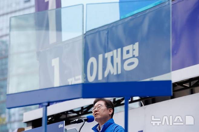 [서울=뉴시스] 권창회 기자 = 이재명 더불어민주당 대선 후보가 19일 서울 용산구 용산역 광장에서 열린 집중유세에서 방탄유리가 설치된 유세차 위에서 지지호소를 하고 있다. 이 후보는 이날 대선 후보 최초로 방탄 유리막 안에서 유세를 시작했다. (공동취재) 2025.05.19. photo@newsis.com