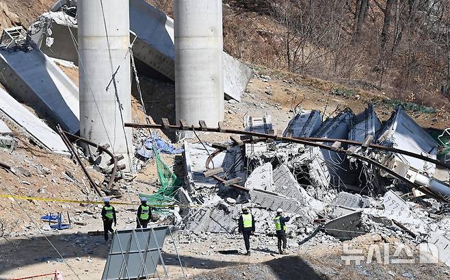 [안성=뉴시스] 김종택 기자 = 10명의 사상자가 발생한 경기도 안성시 서운면 산평리 '안성 고속도로 교각 붕괴' 현장에서 지난 2월 26일 국토안전관리원 등 관계자들이 현장조사를 하고 있다. 2025.02.26. jtk@newsis.com