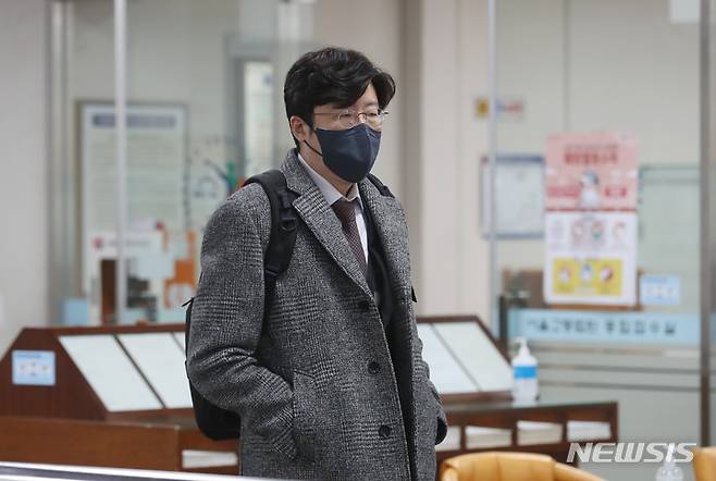 [서울=뉴시스] 김학의 전 법무부 차관의 별장 성접대 의혹을 조사하는 과정에서 거짓 면담보고서를 작성한 혐의로 기소된 이규원 전 검사(조국혁신당 강원도당위원장 권한대행) 측과 검찰이 항소심 첫 공판에서 증인 신청을 두고 공방을 벌였다. (사진=뉴시스DB) 2025.05.21.