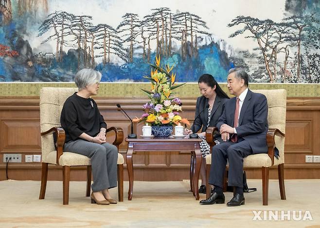 [베이징=신화/뉴시스] 왕이 중국 공산당 중앙정치국 위원 겸 외교부장이 20일 베이징에서 중국을 방문한 강경화 미국 아시아소사이어티 회장과 만났다. 2025.05.21