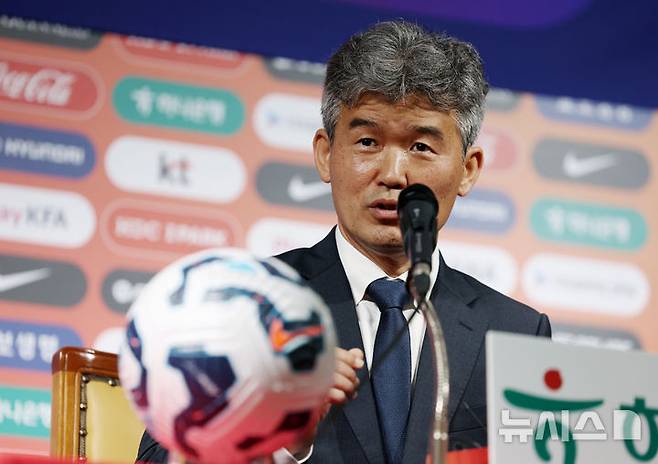 [서울=뉴시스] 김진아 기자 =  대한축구협회 제55대 집행부 김승희 전무이사가 21일 서울 종로구 축구회관에서 열린 기자간담회에서 취재진의 질문에 답하고 있다. 2025.05.21. bluesoda@newsis.com